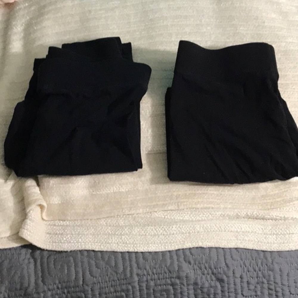 2 Pairs of cropped leggings